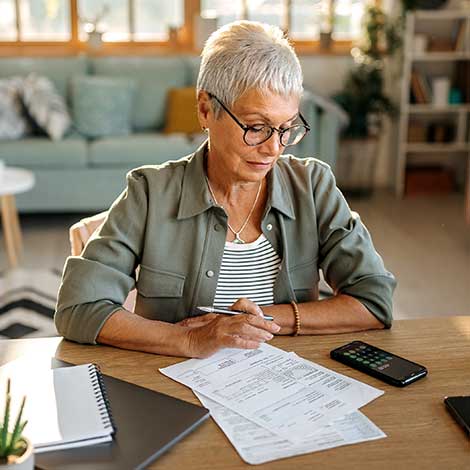 mulher observa documentos